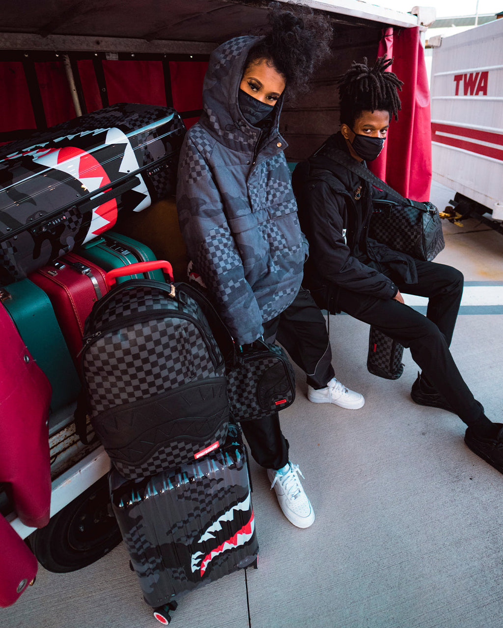 Henny Black Dlx Backpack - Image 6