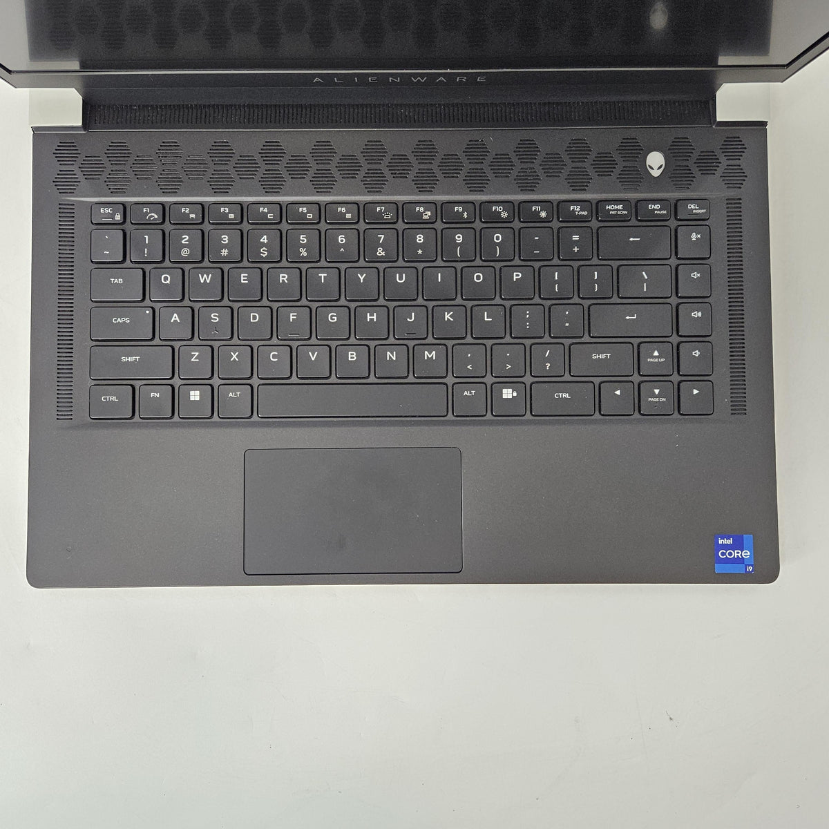 Dell Alienware X15 R2 White 2.5 GHz Intel Core i9 12th Gen. 32GB RAM 1TB Solid State Drive NVIDIA GeForce RTX 3070 - Image 2