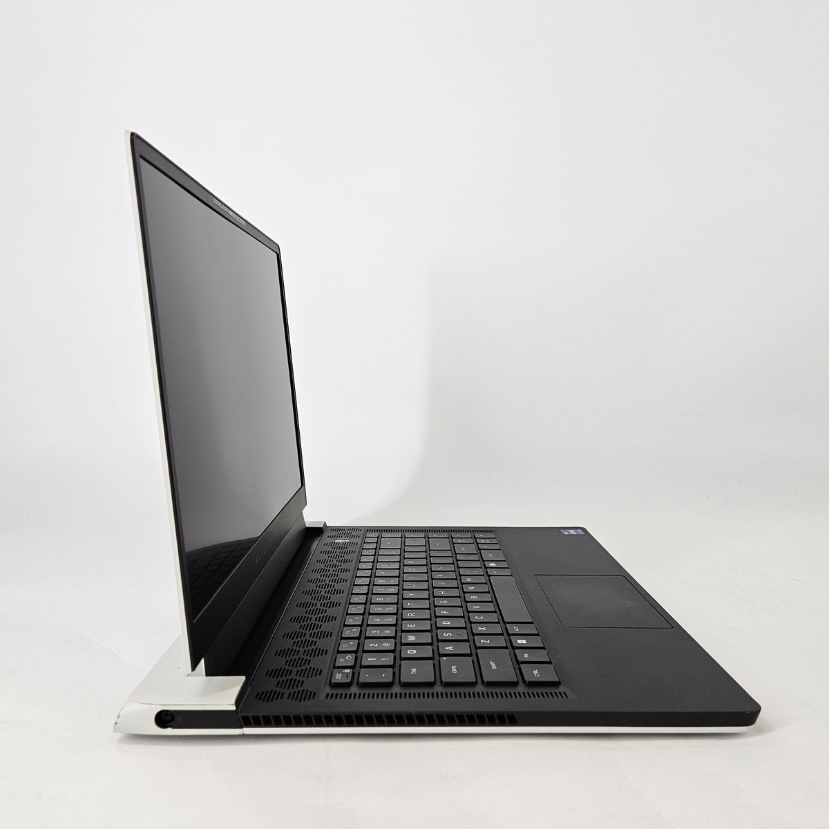 Dell Alienware X15 R2 White 2.5 GHz Intel Core i9 12th Gen. 32GB RAM 1TB Solid State Drive NVIDIA GeForce RTX 3070 - Image 3