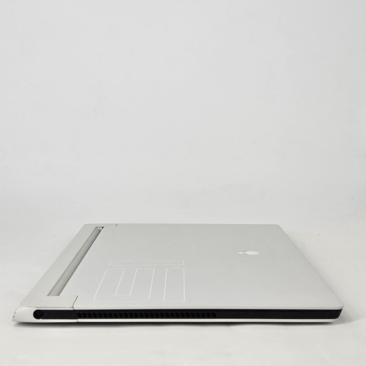 Dell Alienware X15 R2 White 2.5 GHz Intel Core i9 12th Gen. 32GB RAM 1TB Solid State Drive NVIDIA GeForce RTX 3070 - Image 10