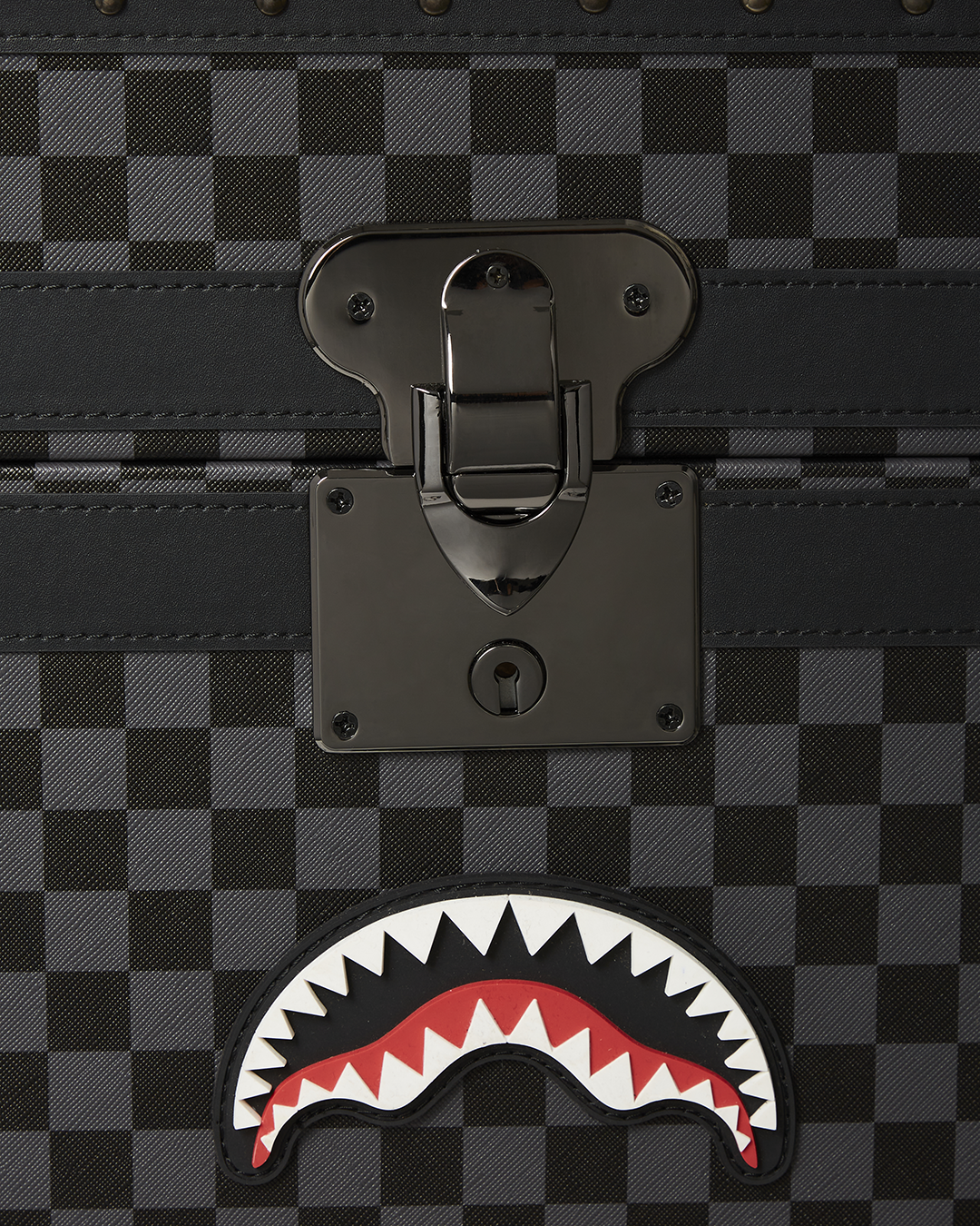 Vanquish II Wardrobe Trunk - Image 28