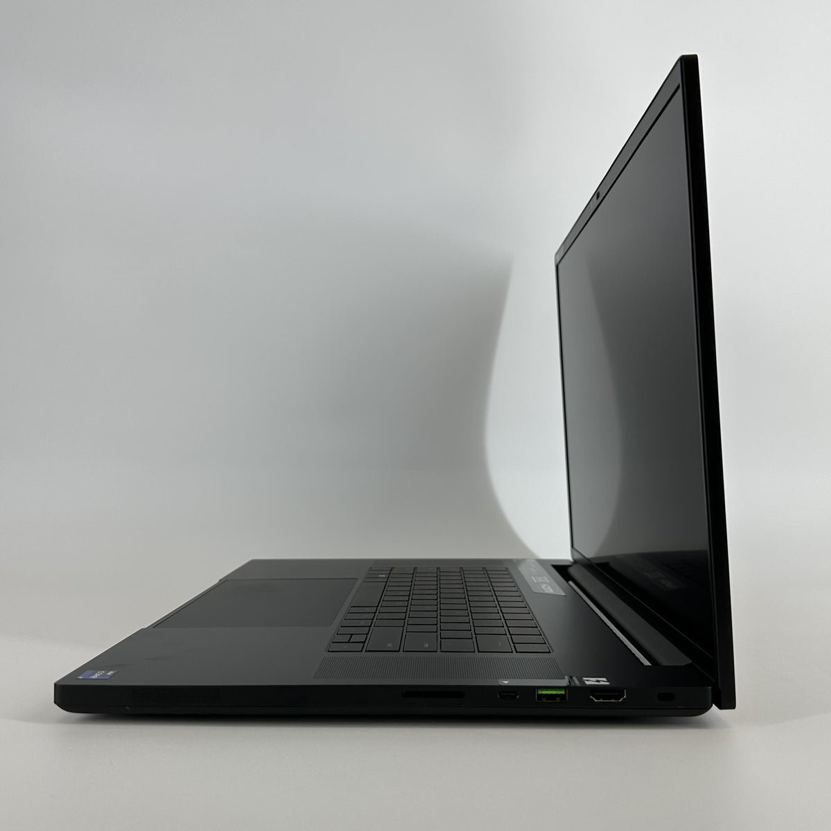 Razer Blade 18 2024 Black 2.2 GHz Intel Core i9 14th Gen. 32GB RAM 2TB Solid State Drive NVIDIA GeForce RTX 4090 16 - Image 4
