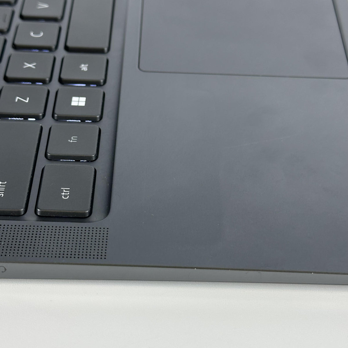 Dell Latitude 9430 14 Gray 1.8 GHz Intel Core i7 12th Gen. 32GB RAM 1TB Solid State Drive - Image 5